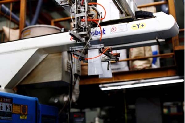  Plastic Injection & Blowing